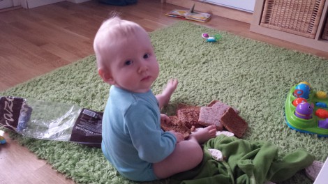 Tänker du lämna bort mig, mamma? Ingen fara, jag kan ta fram mat själv nu, titta här är bröd! :D
